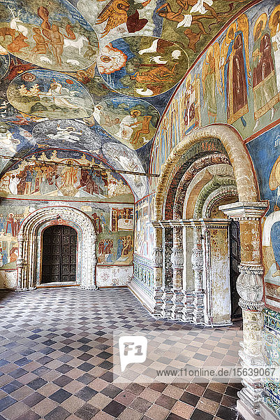 Kirche des Propheten Elias mit kunstvollen Rundbogenportalen und farbenfrohen Fresken; Jaroslawl  Gebiet Jaroslawl  Russland