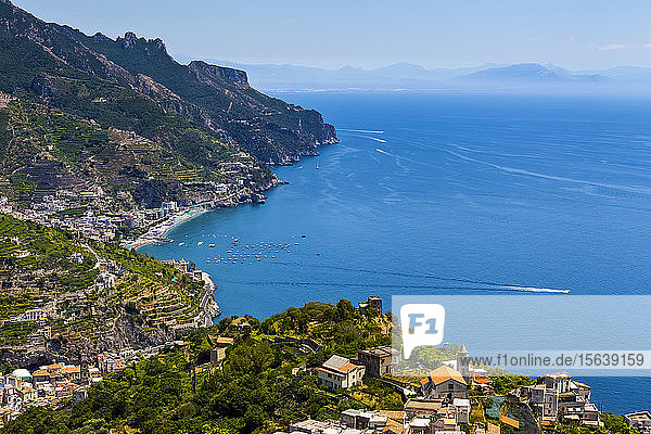 Amalfi und Boote in der Bucht von Salerno an der Amalfiküste; Amalfi  Salerno  Italien