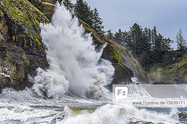 Eine große Welle bricht an den Klippen von Cape Disappointment an der Mündung des Columbia River; Ilwaco  Washington  Vereinigte Staaten von Amerika