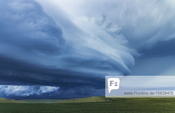 Dramatische dunkle Gewitterwolken über Farmland; Guymon  Oklahoma  Vereinigte Staaten von Amerika