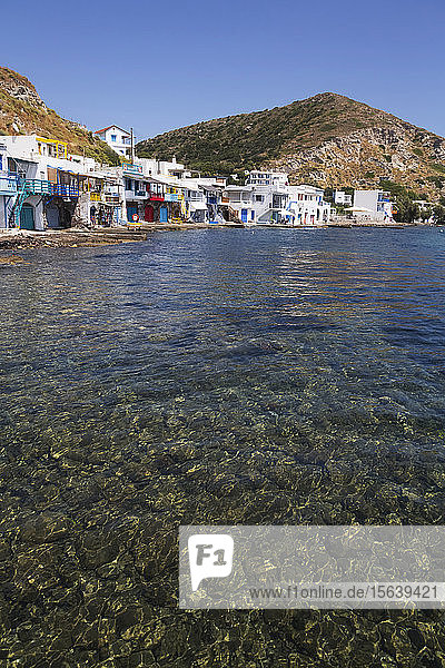 Dorf Klima mit weißen Häusern und bunten Akzenten am Wasser; Klima  Insel Milos  Kykladen  Griechenland