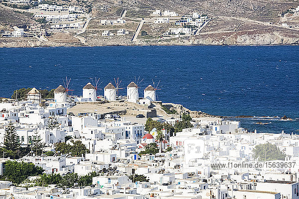 Mykonos-Stadt mit Windmühlen; Mykonos-Stadt  Insel Mykonos  Kykladen  Griechenland