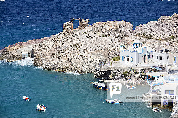 Dorf Fyropotamos mit Booten im kleinen Hafen; Fyropatamos  Insel Milos  Kykladen  Griechenland