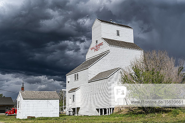 Weißer Getreidesilo in Val Marie unter dramatischen Gewitterwolken; Val Marie  Saskatchewan  Kanada