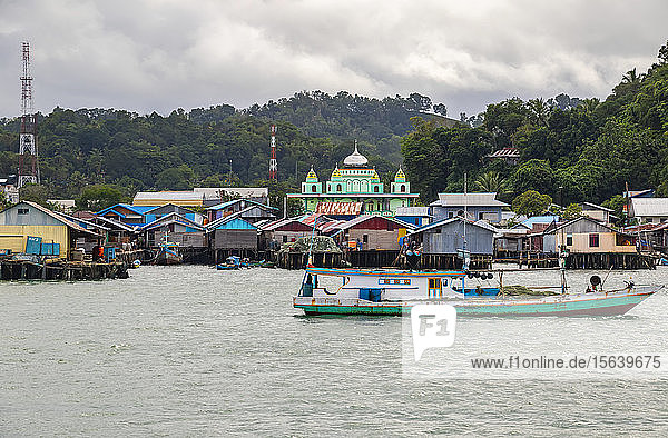 Hafen von Sorong mit bunten Gebäuden und einem Boot; Sorong  West Papua  Indonesien