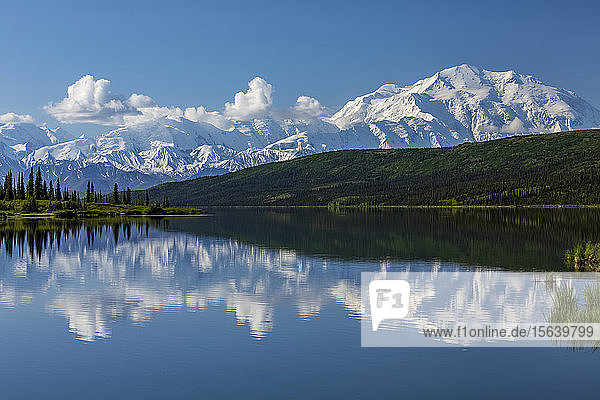 Denali zeigt sich gut mit dem blauen Wasser des Wonder Lake  Denali National Park and Preserve  Interior Alaska; Alaska  Vereinigte Staaten von Amerika