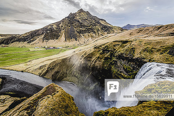 Skogafoss  ein bedeutender Wasserfall  und der Fluss Skoga; Island