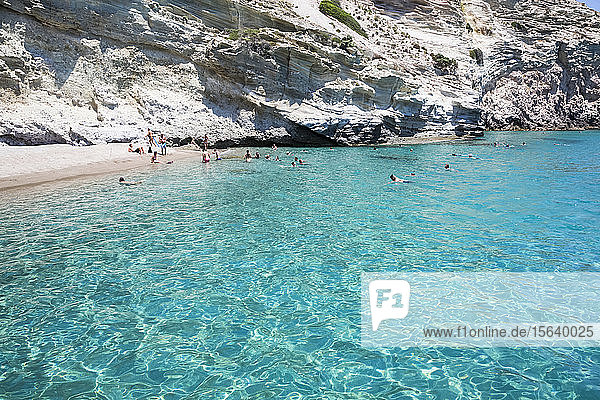 Touristen schwimmen im klaren  türkisfarbenen Wasser der Bucht von Galazia Nera; Insel Polyaigos  Kykladen  Griechenland