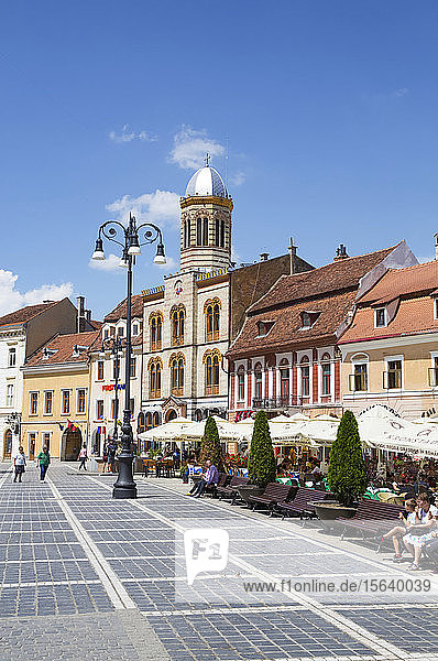Restaurants im Freien auf dem Ratsplatz; Brasov  Region Siebenbürgen  Rumänien