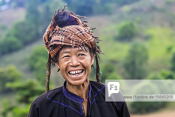 Frau vom Stamm der Pa'O trägt eine traditionelle Kopfbedeckung; Yawngshwe  Shan-Staat  Myanmar