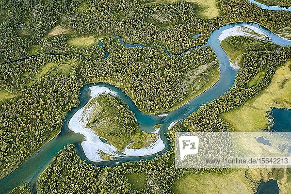 Luftaufnahme  mäandernde Flusslandschaft im Rapa Valley bei Kebnekaise  Sarek Nationalpark  Norrbottens län  Schweden  Europa