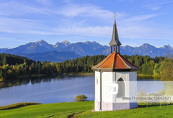 Kapelle Hegratsried  Hegratsrieder See  bei Halblech  auf der Rückseite Tannheimer Berge  Ostallgäu  Allgäu  Schwaben  Bayern  Deutschland  Europa