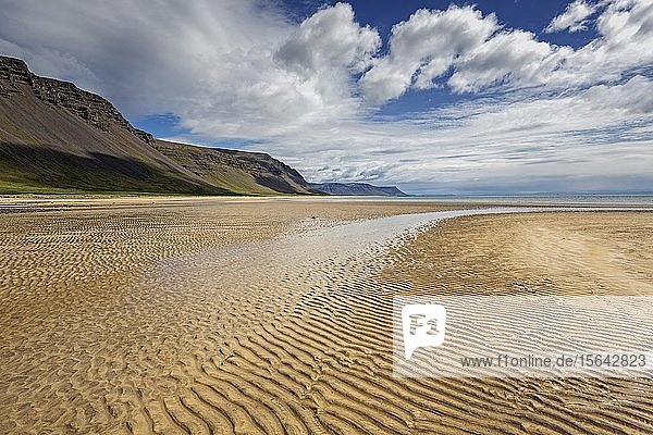 Heller Sandstrand  Wellen im Sand bei Ebbe  Brekkuvellir  Westfjorde  Nordurland vestra  Island  Europa