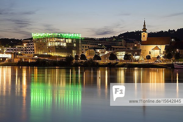 Donauufer mit Ars Electronica Center in der Abenddämmerung Linz Oberösterreich Österreich Europa