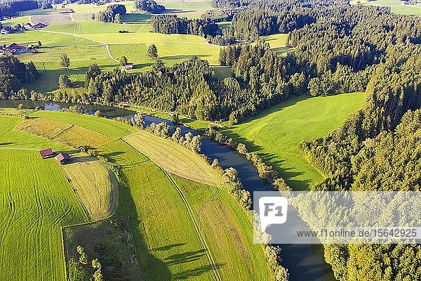 Loisach nahe Beuerberg Kulturlandschaft Luftbild Tölzer Land Oberbayern Bayern Deutschland Europa