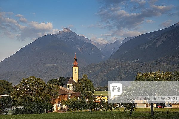 Pfarrkirche St. Margarethen im ersten Morgenlicht  dahinter das Karwendelgebirge  Buch in Tirol  Tirol  Österreich  Europa