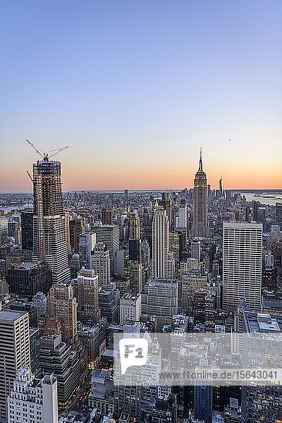 Blick auf Midtown und Downtown Manhattan und Empire State Building vom Top of the Rock Observation Center bei Sonnenuntergang  Rockefeller Center  Manhattan  New York City  New York State  USA  Nordamerika