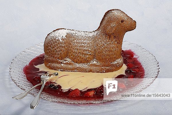 Schwäbische Nachspeise  Osterlamm  süßer Rührteig  Kuchen  Gebäck mit Kompott  rote Grütze  Chaudeau-Sauce  Deutschland  Europa