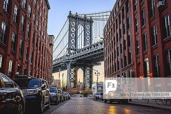 Blick von der Main Street auf die Manhattan Bridge und das Empire State Building  Morgenstimmung  Dumbo  Brooklyn  New York  USA  Nordamerika