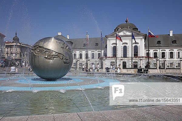 Brunnen vor dem Präsidentenpalais Palais Grassalkovich Bratislava Slowakei Europa