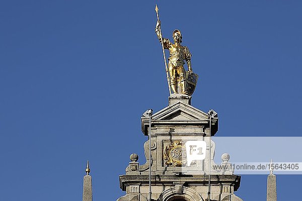 Goldene Figur mit Lanze am Giebel eines Zunfthauses  Grote Markt  Altstadt von Antwerpen  Flandern  Belgien  Europa