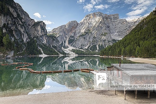 Pragser Wildsee  Bergsee mit Bootshaus und Booten  dahinter Seekofel  Prags  Dolomiten  Südtirol  Südtirol  Italien  Europa