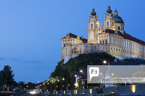 Benediktinerabtei Stift Melk in der Abenddämmerung UNESCO-Weltkulturerbe Melk Wachau Niederösterreich Österreich Europa