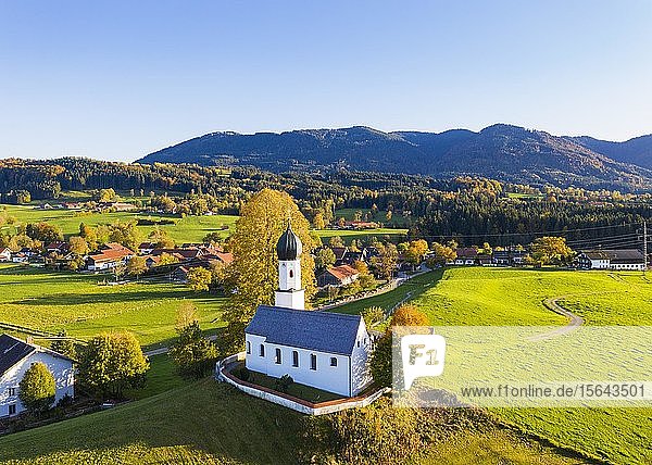 Kirche Maria Heimsuchung in Oberbuchen  bei Bad Heilbrunn  Tölzer Land  Luftbild  Alpenvorland  Oberbayern  Bayern  Deutschland  Europa