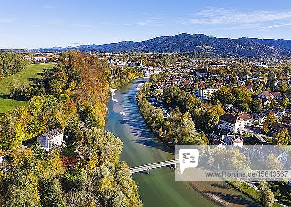 Bad Tölz mit Isar und Isarsteg  Isarwinkel  Luftbild  Oberbayern  Bayern  Deutschland  Europa