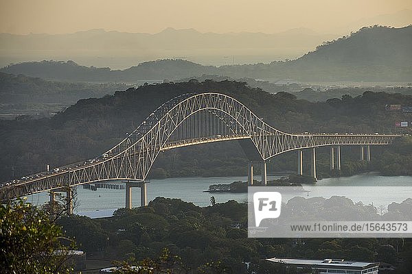 Puente de las Américas  Brücke der Amerikas  Bogenbrücke über den Panamakanal  Panama-Stadt  Panama  Mittelamerika