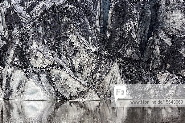 Gletscher  Gletscherlagune  Sólheimajökull  Solheimajökull  Gletscherzunge des Mýrdalsjökull mit Vulkanasche  nahe Ringstraße  Suðurland  Südisland  Island  Europa