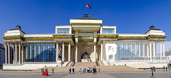 Panorama Parlamentsgebäude auf dem Sukhbaatar-Platz mit großer Dschingis Khan Statue in der Mitte Ulan Bator Mongolei Asien