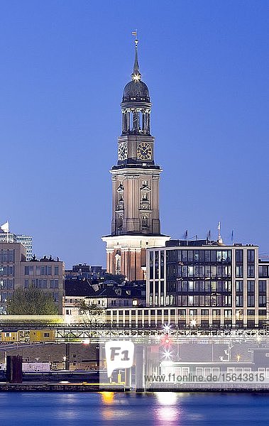 Evangelische Hauptkirche St. Michaelis während der blauen Stunde  St. Pauli  Hamburg  Deutschland  Europa
