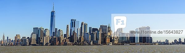 Panorama  Blick vom Hudson River auf die Skyline von Lower Manhattan mit Wolkenkratzern  New York City  New York  USA  Nordamerika