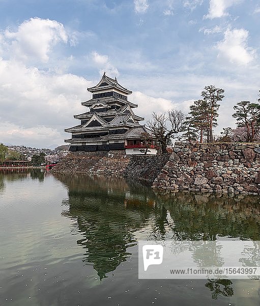 Alte japanische Burg  die sich im Wassergraben spiegelt  Burg Matsumoto  Matsumoto  Nagano  Japan  Asien