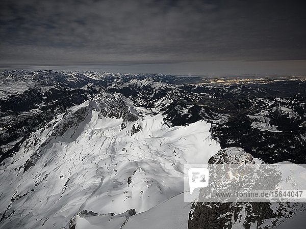 Blick vom Säntis auf verschneite Berglandschaft bei Vollmond Säntis Alpstein Appenzell Schweiz Europa