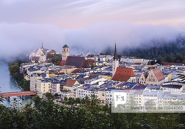 Altstadt bei Dämmerung und Nebel  Wasserschloss am Inn  Oberbayern  Bayern  Deutschland  Europa