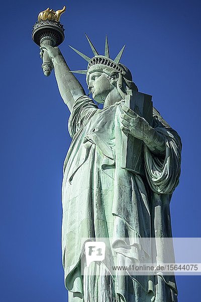 Freiheitsstatue vor blauem Himmel  Liberty Island  Statue of Liberty National Monument  New York City  New York  USA  Nordamerika