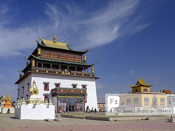 Haupthalle für die 26 Meter hohe Statue der Göttin Janraisig Sanskrit Avalokiteshvara im Kloster Gandan Migjid Janraisig Süm Gandan Khiid Ulan Bator Mongolei Asien