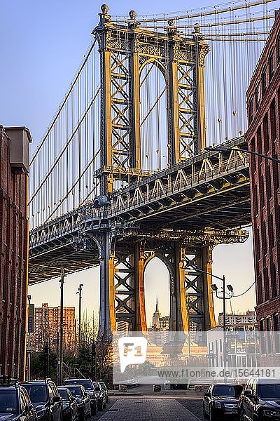 Blick von der Main Street auf die Manhattan Bridge und das Empire State Building  mit Morgensonne  Dumbo  Brooklyn  New York  USA  Nordamerika