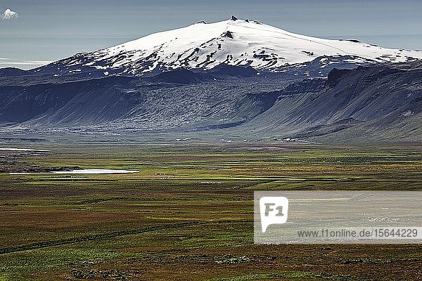 Landschaft  vulkanischer Rückengletscher Snæfellsjökull  Snaefellsjökull  bei Arnarstapi  Halbinsel Snæfellsnes  Snaefellsnes  Westisland  Island  Europa