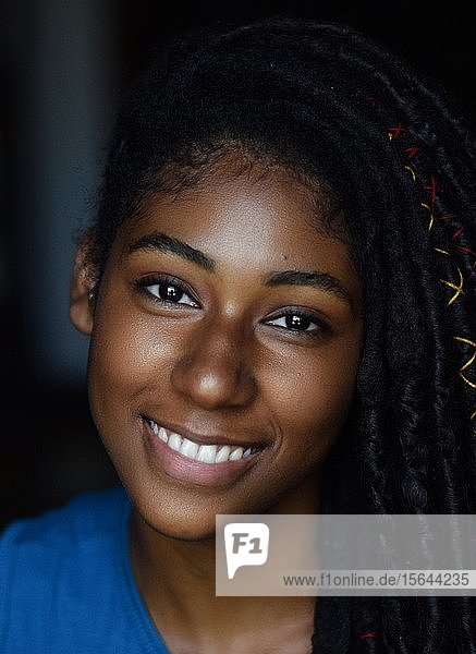 Porträt einer jungen schwarzen Frau mit Dreadlocks  Cali  Kolumbien  Südamerika