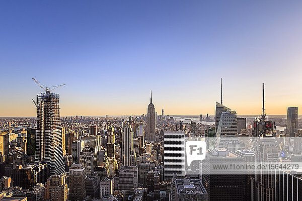 Ausblick auf Midtown und Downtown Manhattan und Empire State Building vom Top of the Rock Observation Center Rockefeller Center Manhattan New York City New York State USA Nordamerika