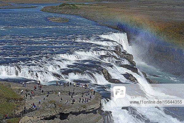 Wasserfall Gullfoss mit Regenbogen  Goldener Kreis  Fluss Hvítá  Haukadalur  Südisland  Island  Europa