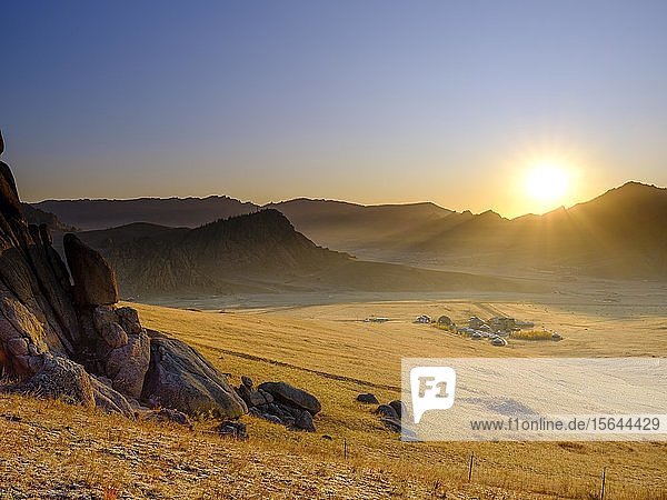 Sonnenaufgang im Gorchi-Tereldsch-Nationalpark Ulan Bator Mongolei Asien