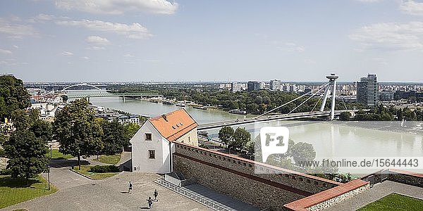 Donau mit SNP Brücke Brücke des Slowakischen Nationalaufstandes Alte Brücke und Apollo Brücke vorne Burgmauer Bratislava Slowakei Europa