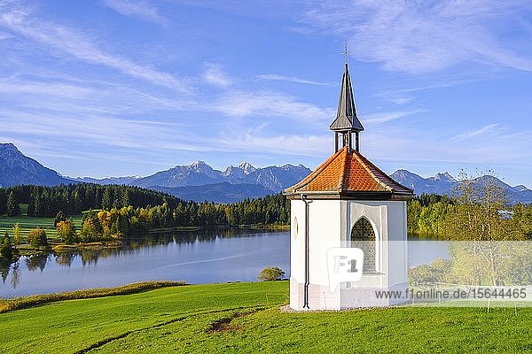 Kapelle Hegratsried Hegratsrieder See  bei Halblech  auf der Rückseite Tannheimer Berge  Ostallgäu  Allgäu  Schwaben  Bayern  Deutschland  Europa