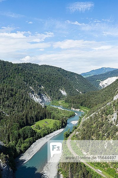 Vorderrhein schlängelt sich durch die Rheinschlucht  Ruinaulta  bei Versam  Graubünden  Schweiz  Europa
