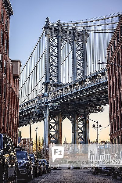 Blick von der Main Street auf die Manhattan Bridge und das Empire State Building  Morgenstimmung bei Sonnenaufgang  Dumbo  Brooklyn  New York  USA  Nordamerika