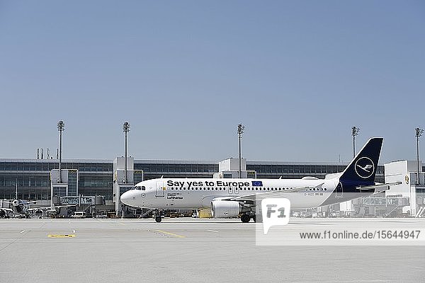 Sag ja zu Europa  Airbus  A320-214  Lufthansa Spezialflugzeug  Roll In  Terminal 2  Flughafen München  Oberbayern  Bayern  Deutschland  Europa